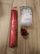 Sztuczne białe róże i wstążki do przystrojenia auta sali kościoła na ślub 