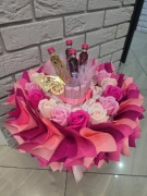 Bukiet z róż mydlanych,  Raffaello,  Jogurette i likierkow  