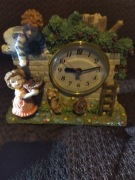 Stary zegar na figurkach.