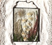 Witraż, dekor z suszonych kwiatów kompozycja biała