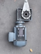 Motoreduktor SEW EURODRIVE 0,75 kW | 40 rpm | 137 Nm | 230/400V