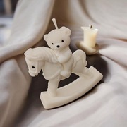 Świeca sojowa handmade- Miś na koniku na biegunach 