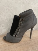 szare czółenka Kazar 