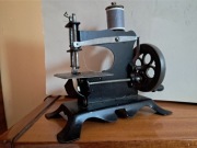 Maszyna do szycia miniaturka duza,piekna
