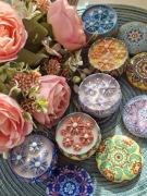 Świece sojowe w orientalnych świecznikach. Zestaw 5 sztuk.