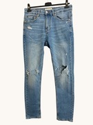 Jeansy Pull&Bear – jasny denim z przetarciami