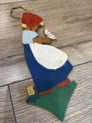 Drewniana dekoracja vintage – dziewczynka z ptaszkiem – lata 50/60