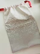 Mac Cosmetics kosmetyczka ze ściągaczem biało-srebrna