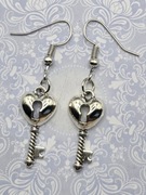 Klucze kluczyki serduszka serca srebrne kolczyki alternative punk emo goth
