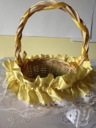 Koszyk wielkanocny wiklinowy żółta serwetka biała koronka dekoracja