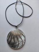 Naszyjnik z masy perłowej – duży okrągły wisior na skórzanym rzemieniu