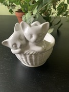 Vintage koty w koszyczku