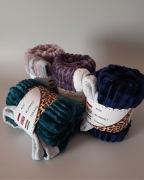 Koc tłoczony - w prążki 160x200 BUTELKOWA ZIELEŃ