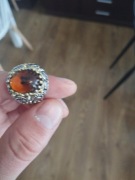 Sygnet męski,stalowy z żółtym kamieniem z zatopioną w nim mrówką