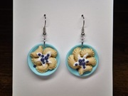 Kolczyki wiszące na biglu talerz pierogów z jagodami z modeliny fimo 