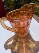 Dzbanuszek na śmietanę iryzowane szkło karneolowe