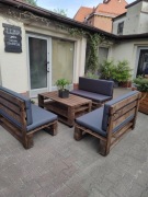 Zestaw mebli ogrodowych na wzór palet 