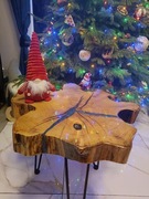 Stolik kawowy z akacji 56, 51 cm, blat 7 cm, żywica z figurką, unikat
