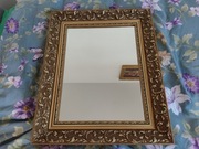 Lustro wiszące w drewnanej złotej ramie