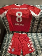 Strój piłkarski Bayern Monachium nr 8 Martinez r.152 oryg. z Bayern Store