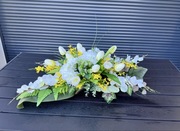 Kompozycja nagrobna stroik w odcieniach bieli na grób