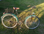 Sprawny rower miejski męski na dużych kołach z koszem