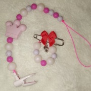 Zawieszka do smoczka i broszka do wózka.