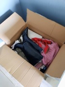 Karton ubrań i dodatków outlet z metkami 