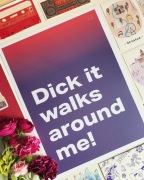 Nowy plakat "Dick it walks around mi" (tłumaczenie "Ch*j mnie to obchodzi")