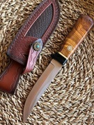 Nóż z rękojeścią z drewna oliwkowego