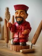 Ręcznie rzeźbiona figurka Chińczyka z drewna lipowego