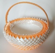 Ręcznie robiony koszyk ze wstążki i styropianu 