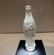 figurka 84mm w kasztalcie butelki coca cola 72g. jednolite szklo