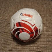 Nowa piłka Nutella Kinder Duplo z podpisem Jerzego Dudka