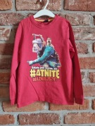 czerwona koszulka z nadrukiem