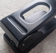 Duży dziurkacz biurowy czarny