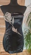 Elegancka czarna sukienka mini z kryształową aplikacją róży, S /36 