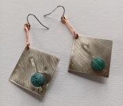 Kolczyki z alpaki, miedzi i agatu.