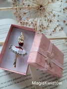 Broszka baletnica w bieli i czerwieni 