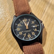 Zegarek naręczny na brązowym pasku parcianym