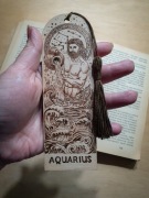 Zakładka do książki Drewniana Ręcznie Wypalana - Znak Zodiaku Wodnik