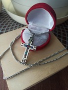 Przepiękny łańcuszek z krzyżem cyrkonie naszyjnik stal kolor srebrny cudo