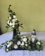 Kompozycja komplet na cmentarz z białymi różami na czarnej desce.