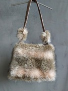 Torebka futrzana na ramię, beżowa z pudrowym różem