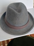 Kapelusz Candia typu Fedora siwy z filcu wlosowego rozmiar 59