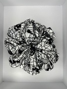 Duża halloweenowa gumka scrunchie – biała z motywem pajęczyny