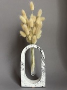 Minimalistyczny wazon z fiolką – arka nowoczesna dekoracja