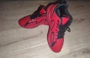 Czerwono-czarne buty sportowe / sneakersy – wygodne i stylowe