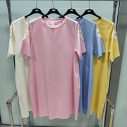 Kobieca sukienka z prostym krojem – styl każdego dnia