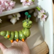 Figurka rzeźba zielona gąsienica z czułkami ceramiczna dekoracja do domu